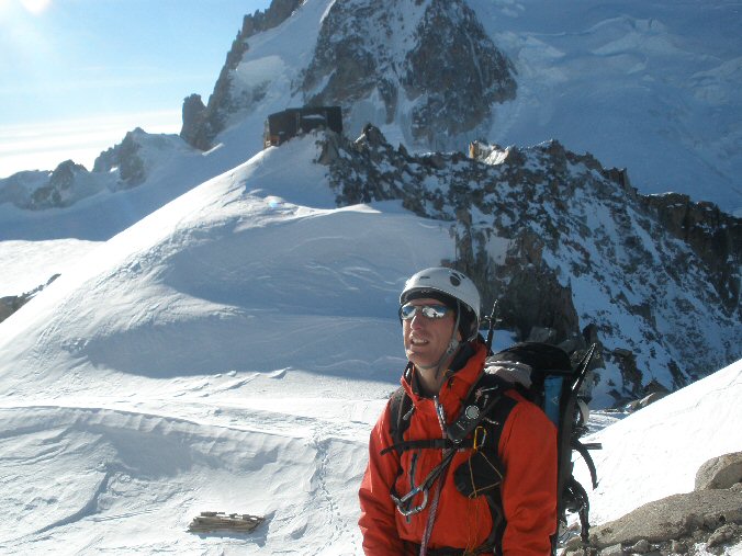 Arete des Cosmiques 12.jpg - Le refuge des Cosmiques derri�re